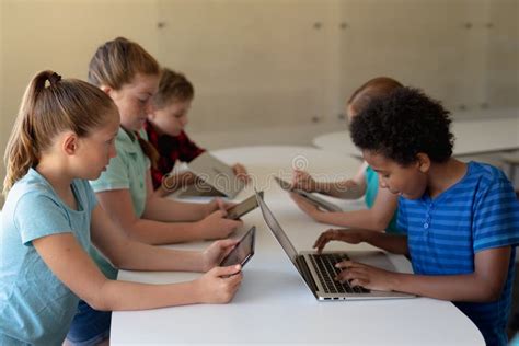Ragazzi che usano un computer