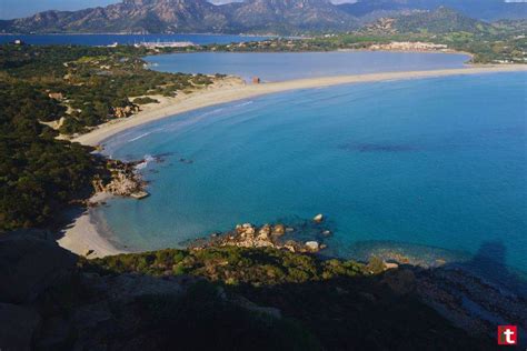 Spiaggia di Porto Giunco vista dall'alto con laguna