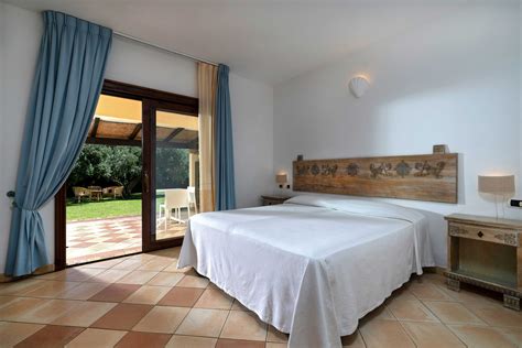 Interni di una camera al Porto Giunco Residence