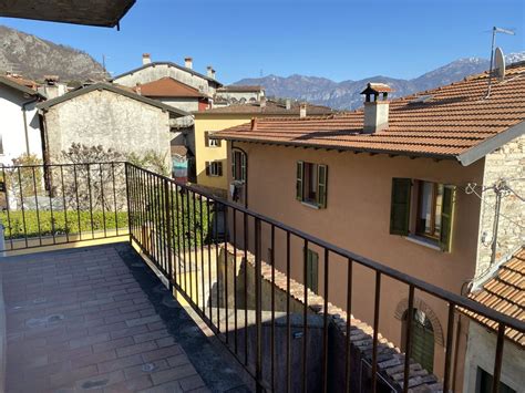 Immagine di un appartamento con balcone