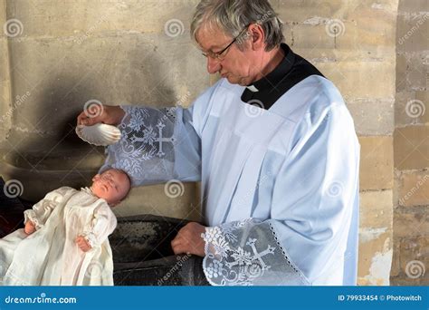Battesimo neonato in chiesa