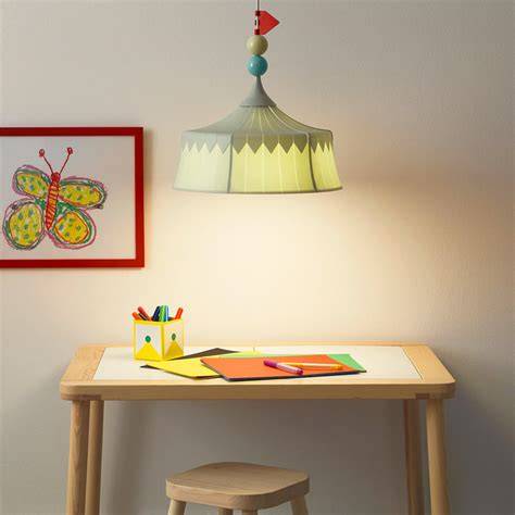 Bambini che giocano in una cameretta illuminata con lampade IKEA