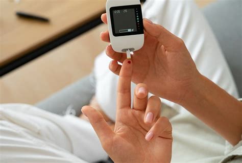 Immagine che rappresenta il monitoraggio della glicemia a casa con un glucometro