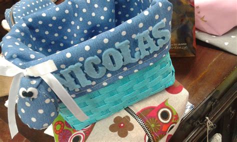 Interno organizzato di un cestino portapannolini con diversi oggetti per bambini