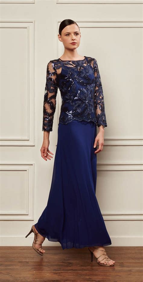 Donna elegante e sorridente in abito da cerimonia sofisticato