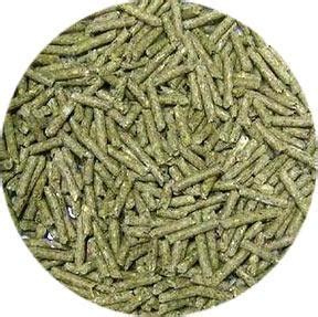 Tavola comparativa tra i diversi tipi di mangime per conigli: pellet, fioccato, cereali e verdure