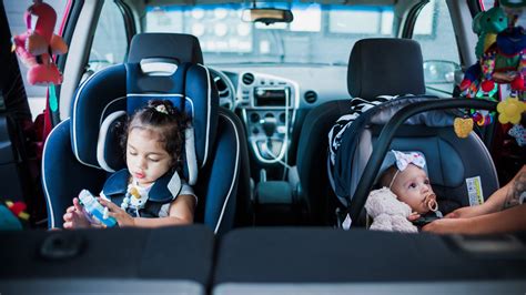 Bambino in navicella e bambino in ovetto a confronto