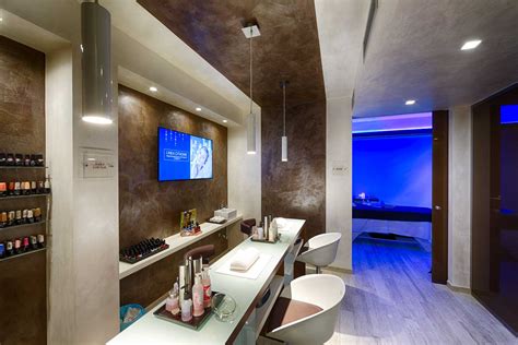 Un centro estetico moderno attrezzato con tutti i presidi monouso necessari per il benessere dei clienti