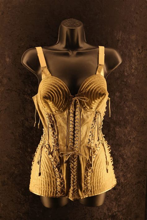 Madonna in abito stile anni '30 con corsetto a punta durante la performance di Vogue