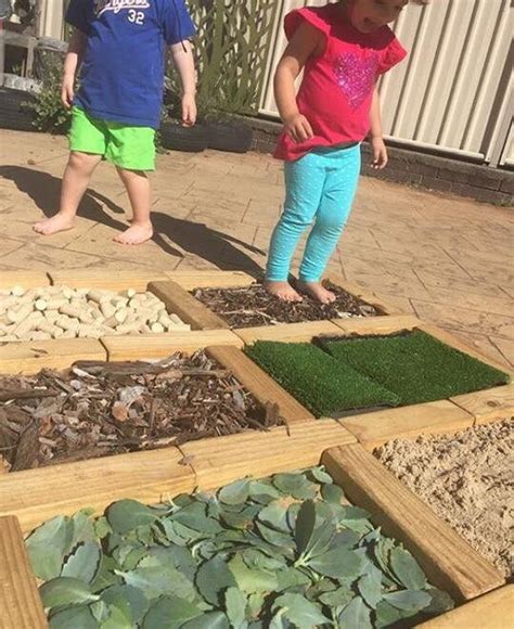 Bambini in un percorso sensoriale naturale