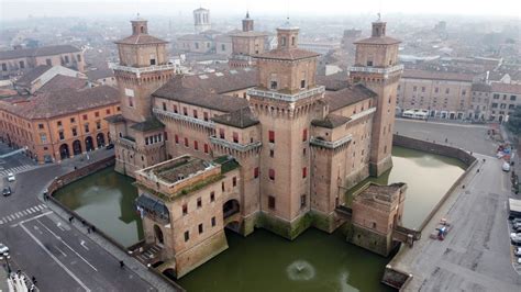 veduta storica di una fortezza medievale parigina a controllo dei ponti