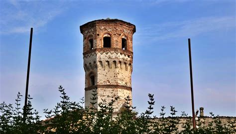 rappresentazione iconografica di una torre medievale con ballatoi in legno