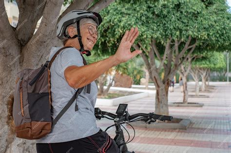 ciclista urbano su una Graziella moderna in un contesto cittadino