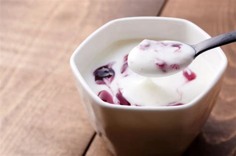 genitore che nutre il bambino con lo yogurt