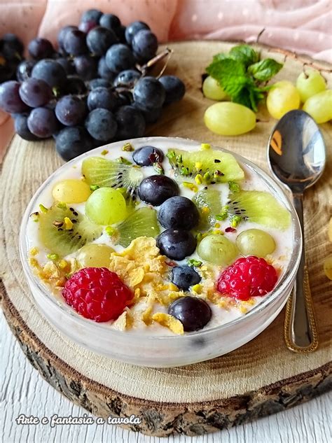 tavola imbandita per una merenda sana con yogurt e frutta