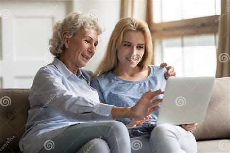 Donna anziana che insegna a una giovane donna