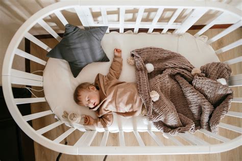 Un bambino che dorme serenamente in una culla sicura e accogliente
