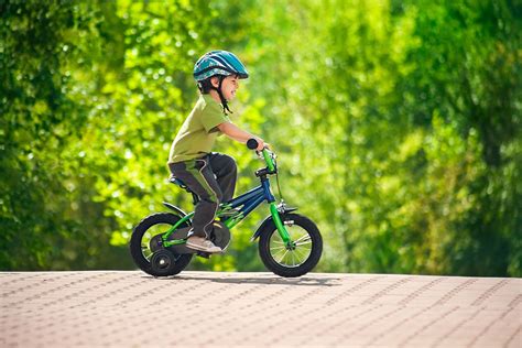 Bambino che usa una bici senza pedali su un prato