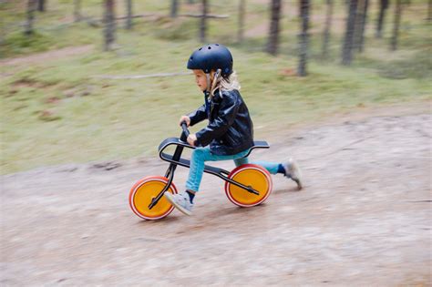 Bambino di circa 2 anni su una bici senza pedali
