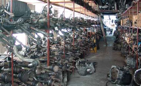 Magazzino ricambi auto usati