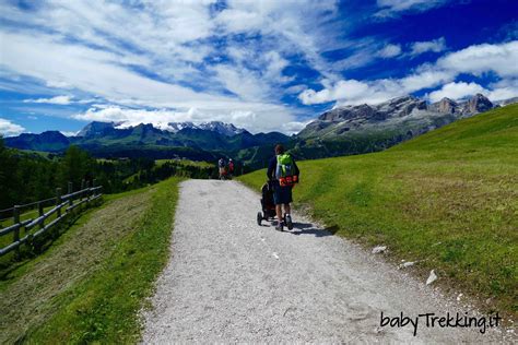 Panorama estivo dell'Alta Badia con famiglia e passeggino