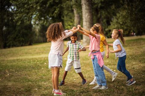 Bambini che giocano in un parco Movimënt