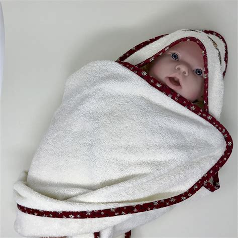 neonato avvolto in un morbido accappatoio di cotone