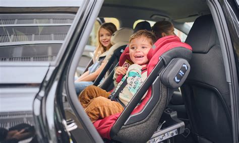 Bambino in seggiolino auto contro senso di marcia