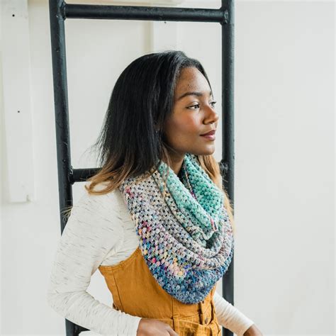Scaldacollo Juniper Cowl con mini matasse colorate