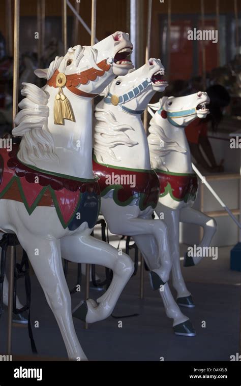 particolare di un cavallo di giostra in stile Coney Island riccamente decorato