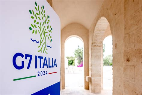 Una panoramica artistica di Borgo Egnazia durante il vertice G7, simbolo dell'incontro tra politica e diplomazia