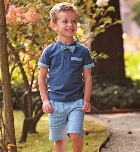 Bambino con calzini corti e pantaloncini eleganti