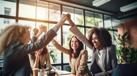 Un gruppo di donne che si supportano a vicenda