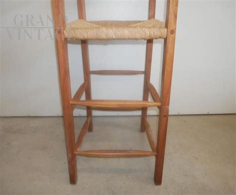 Dettaglio seduta in paglia di un seggiolone vintage