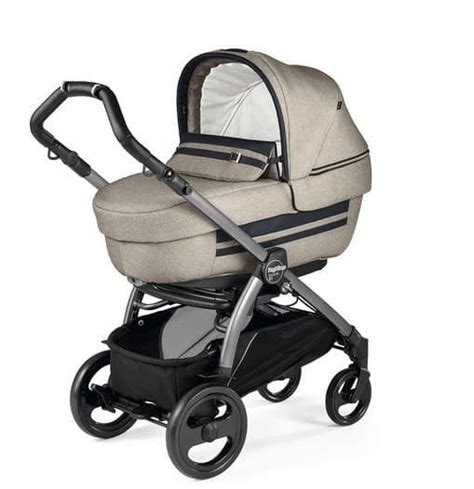 Una panoramica elegante di una carrozzina Peg Perego in un ambiente urbano soleggiato