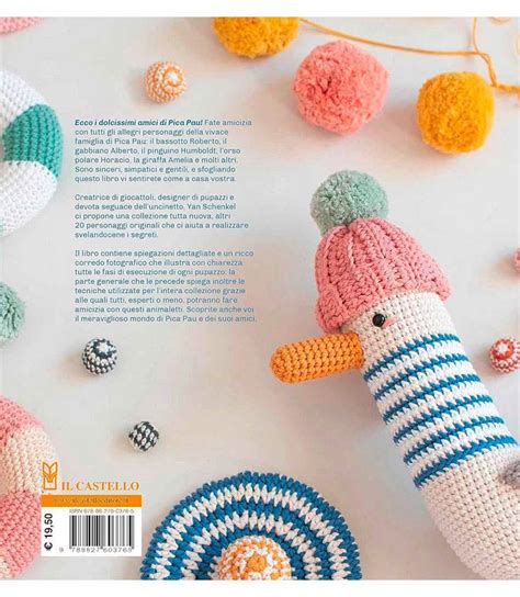 collezione di vari personaggi amigurumi Pica Pau posizionati su uno scaffale in legno