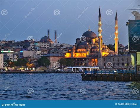 Veduta panoramica di Istanbul all'alba, simbolo del centro nevralgico della crisi politica