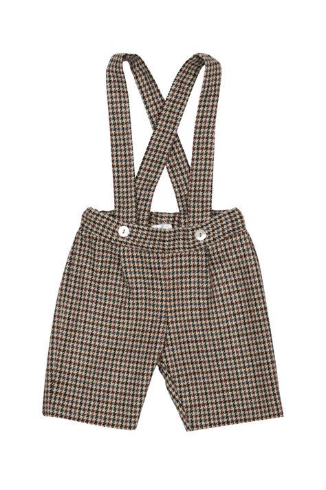 Bambino con bermuda a bretelle