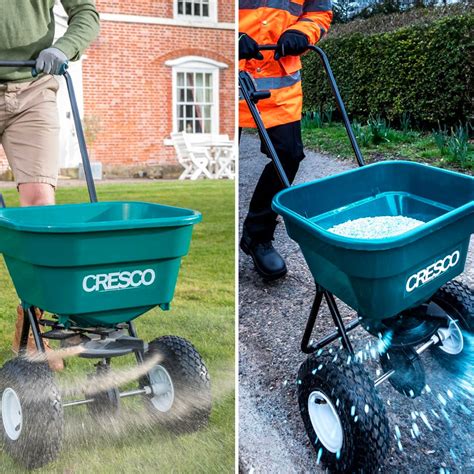 Carrello spandiconcime in uso su un prato