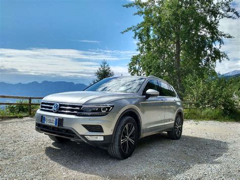 Volkswagen Tiguan in viaggio su strada panoramica