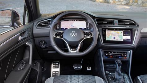 Interni spaziosi della Volkswagen Tiguan con focus sui sedili posteriori