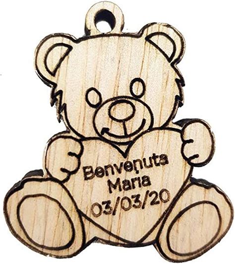 Dettaglio delle decorazioni a forma di orsetto su legno floccato