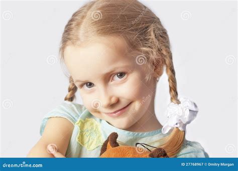 una bambina sorridente