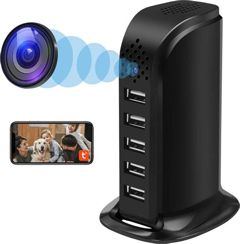 dettaglio di una telecamera nascosta all'interno di un caricabatterie USB