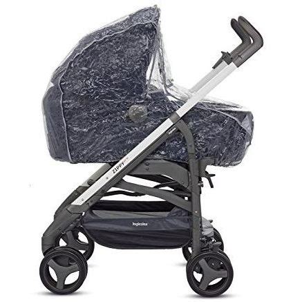 Passeggino Inglesina Zippy Light con parapioggia montato in una giornata autunnale