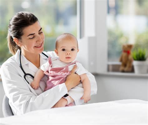 pediatra che visita un neonato