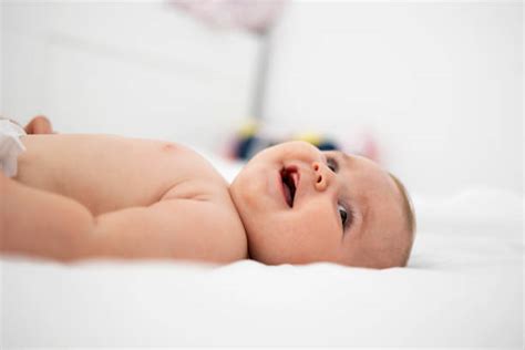 Bambino felice sul fasciatoio