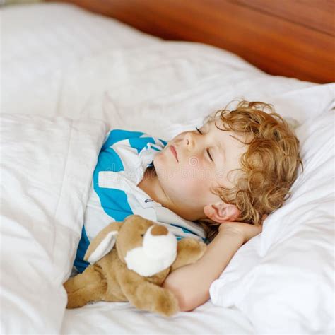 Bambino che dorme sereno nel suo letto