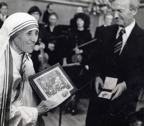 Madre Teresa di Calcutta con il Premio Nobel