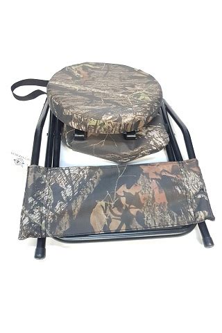 kit completo di accessori per la pesca e caccia accanto a uno sgabello pieghevole